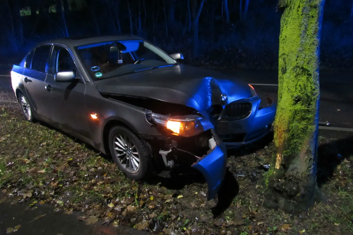 Heiligenhaus - Autofahrer prallt nach Crash in Baum