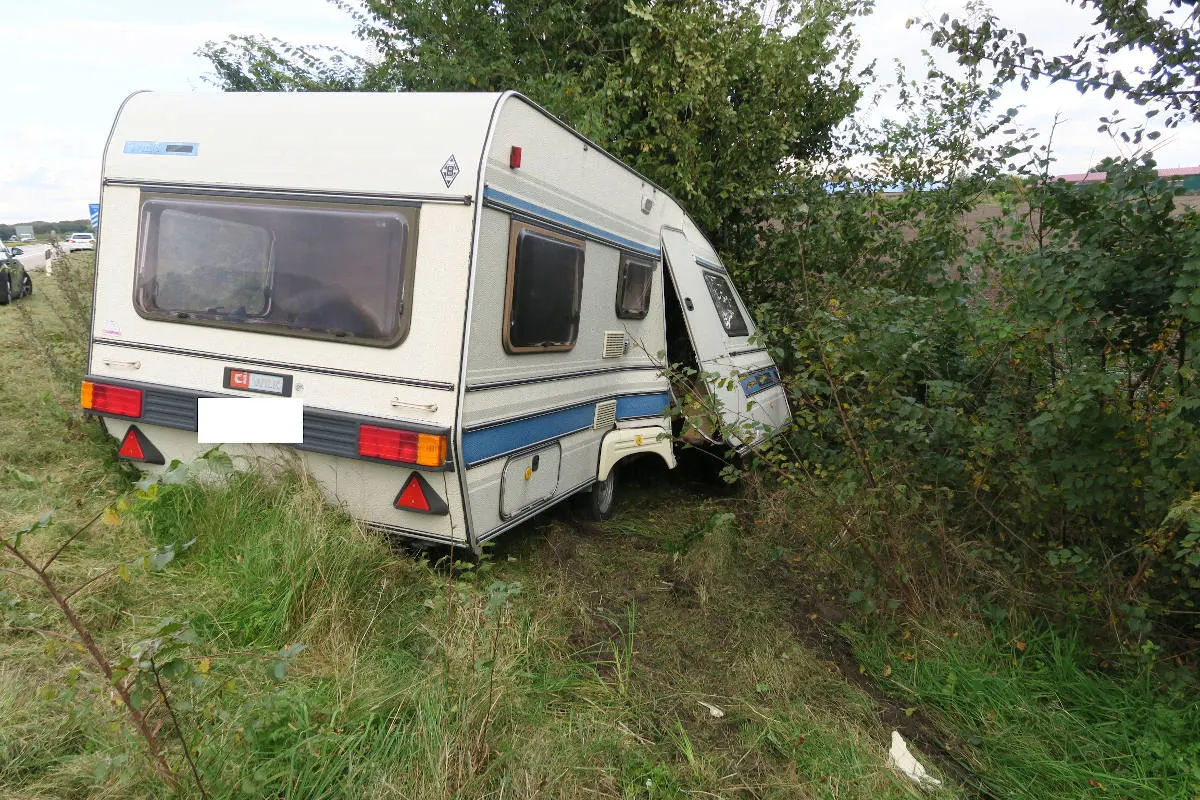 Delmenhorst – Wohnwagen löst sich unvermittelt von Pkw