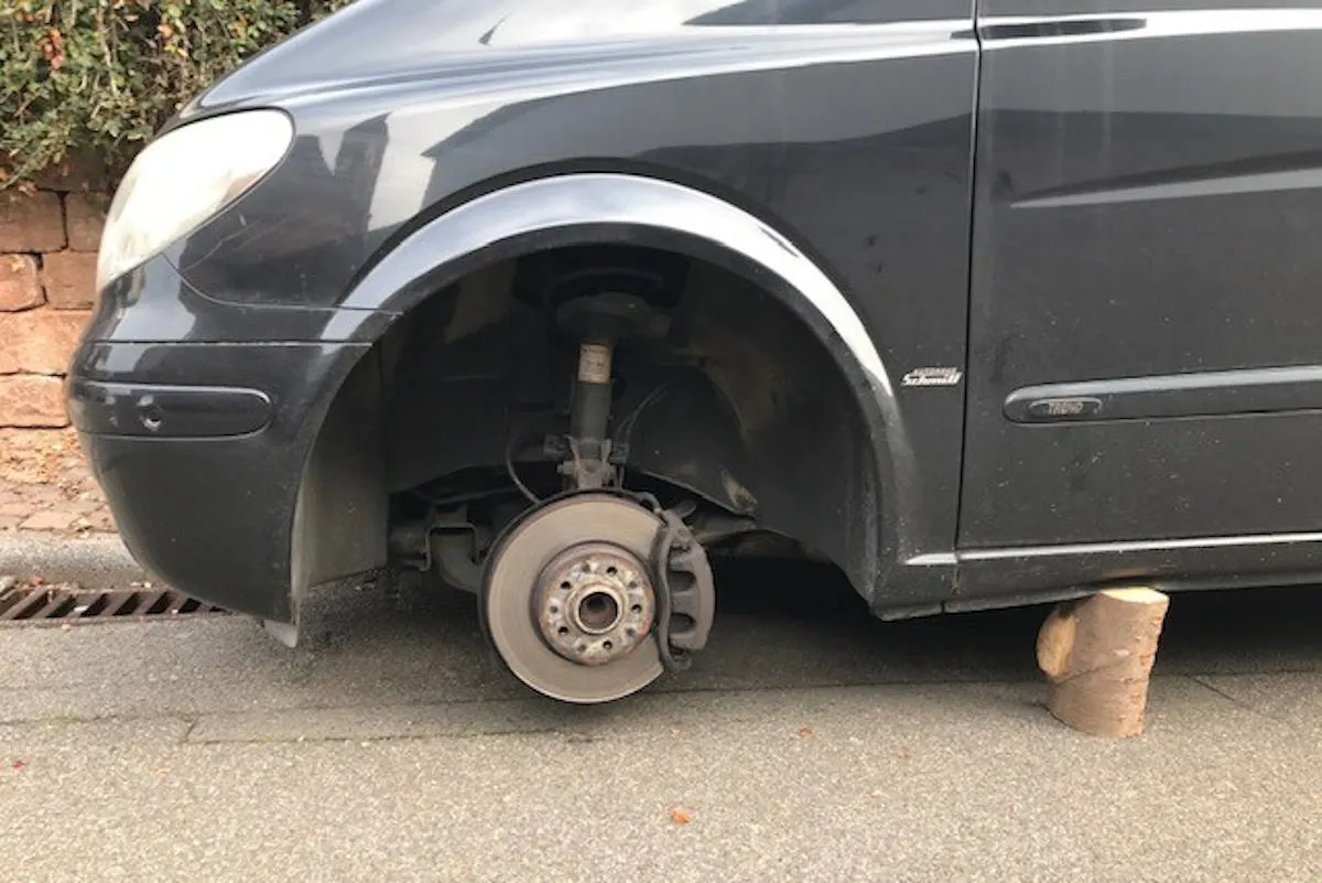 Hochspeyer – Auto aufgebockt und Räder gestohlen