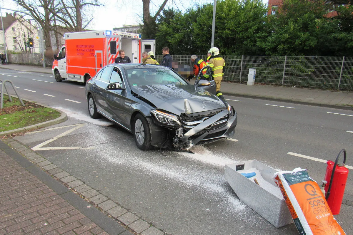 Hilden - Autofahrer kracht gegen Ampel