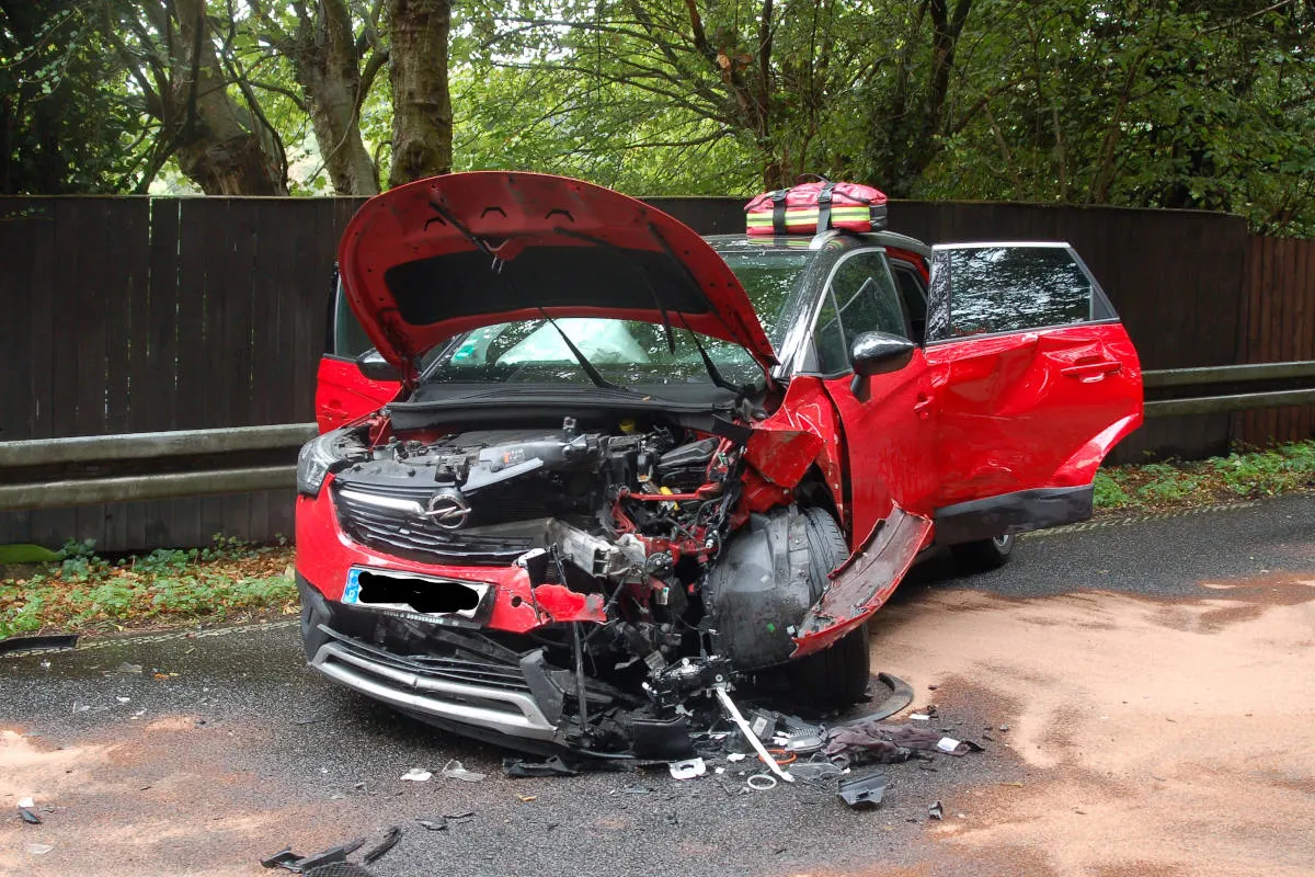 Hattingen – Verkehrsunfall mit drei beteiligten PKW - Zwei Personen verletzt