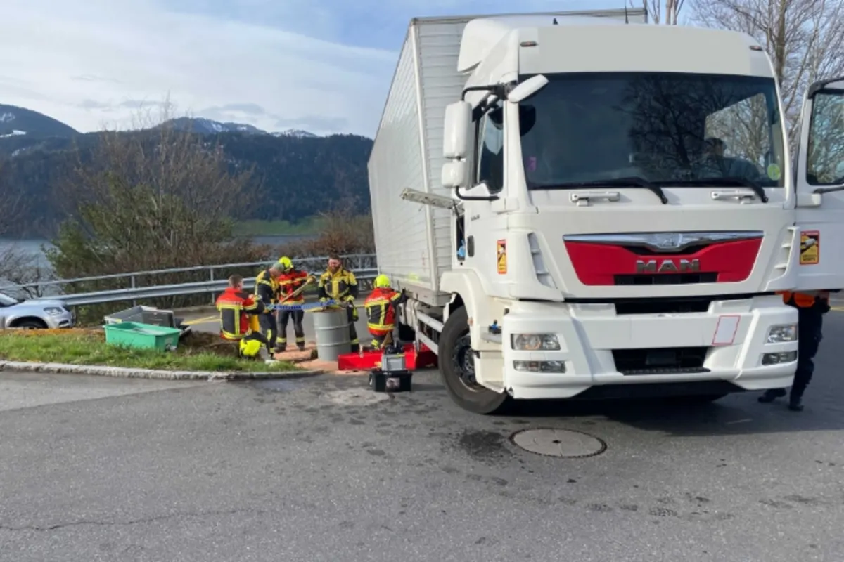 Oberägeri ZG - Diesel aus Treibstofftank eines Lastwagens ausgelaufen 