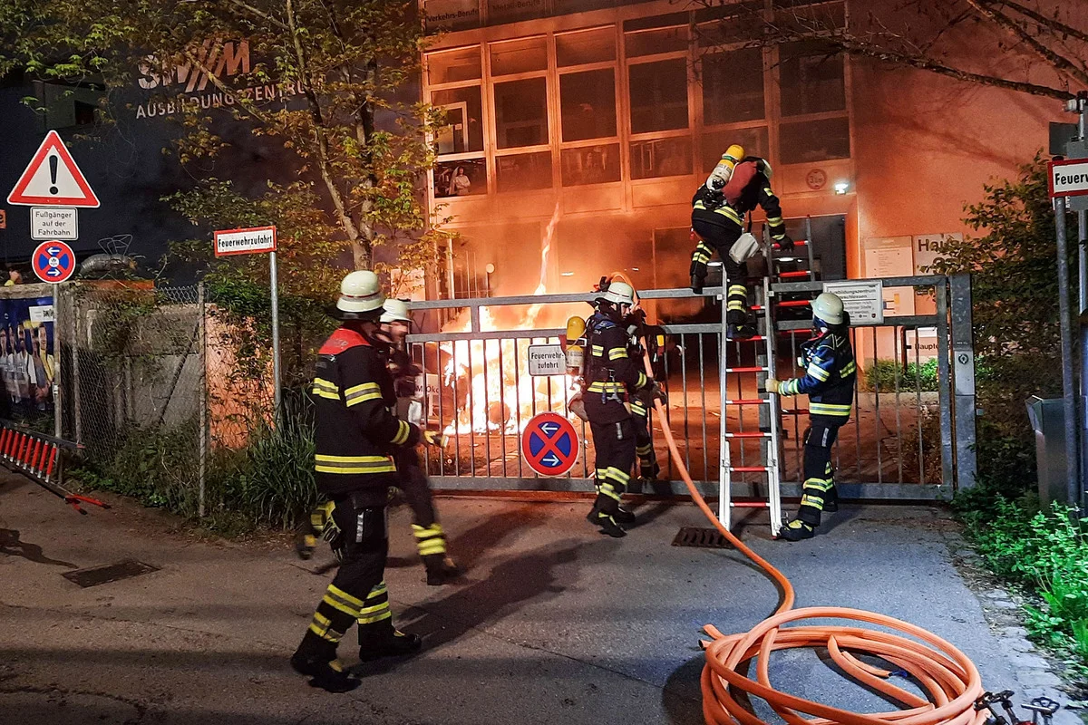 Zwei E-Autos brennen in Sendling