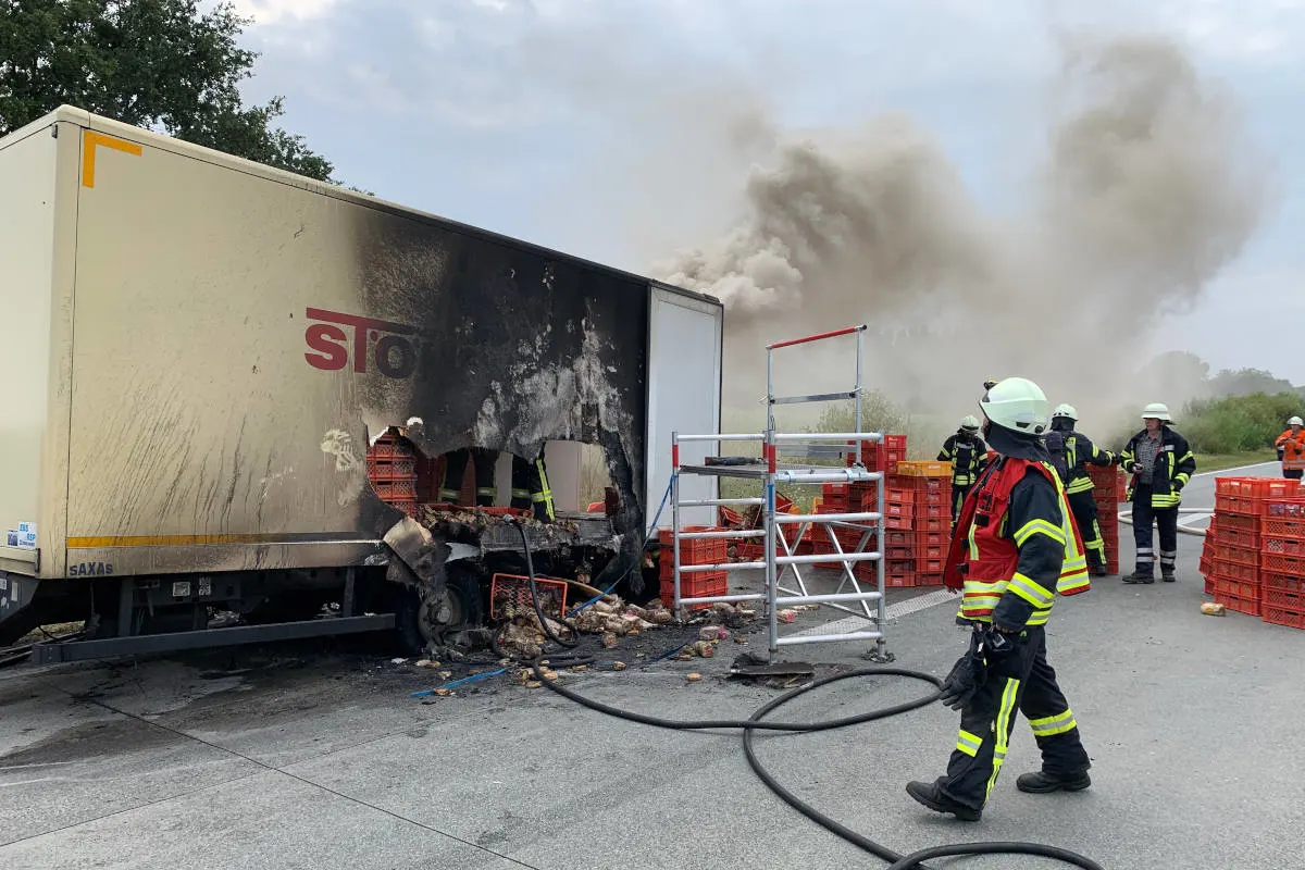 A1 Bockel / Elsdorf – LKW-Anhänger durch Feuer zerstört