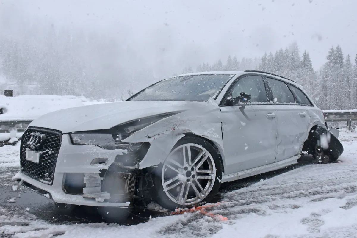 Strada GR  - Heftige Streifkollision auf schneebedeckter Fahrbahn mit Polizeiauto
