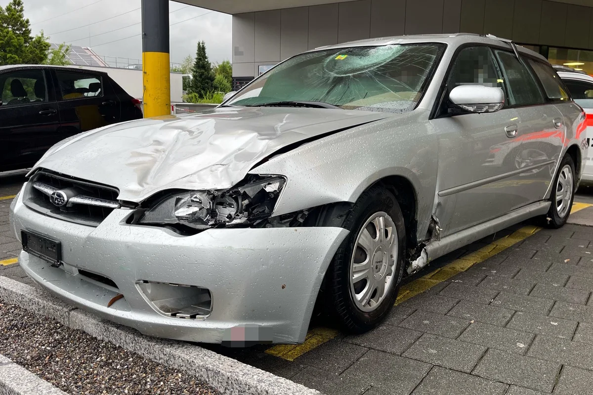 Unfall auf der A15 in Benken SG - Alkoholisiert gegen mehrere Signalisationselemente geprallt