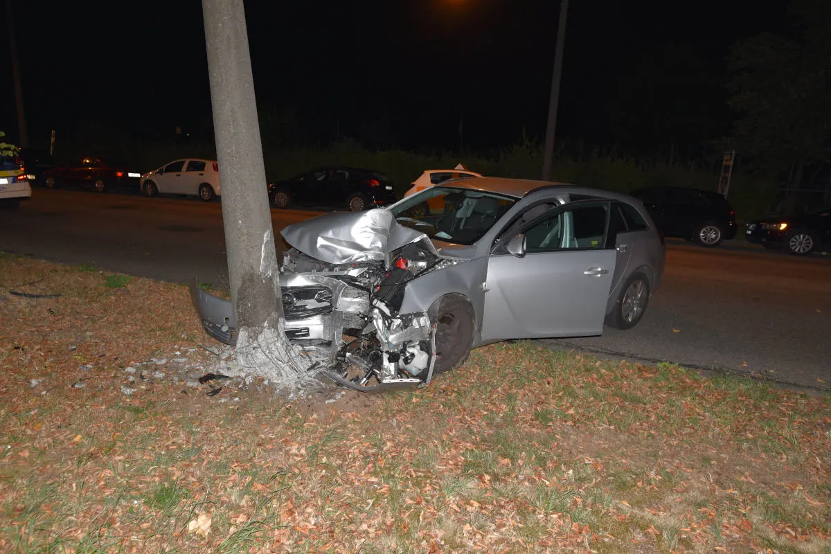 Stadt Basel - Autofahrer bei Selbstunfall verletzt 