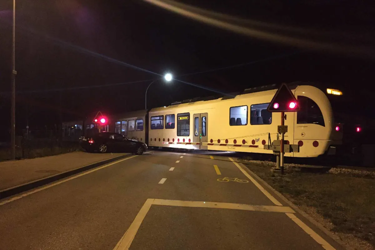  La Tour-de-Trême FR - Kollision zwischen Auto und Zug