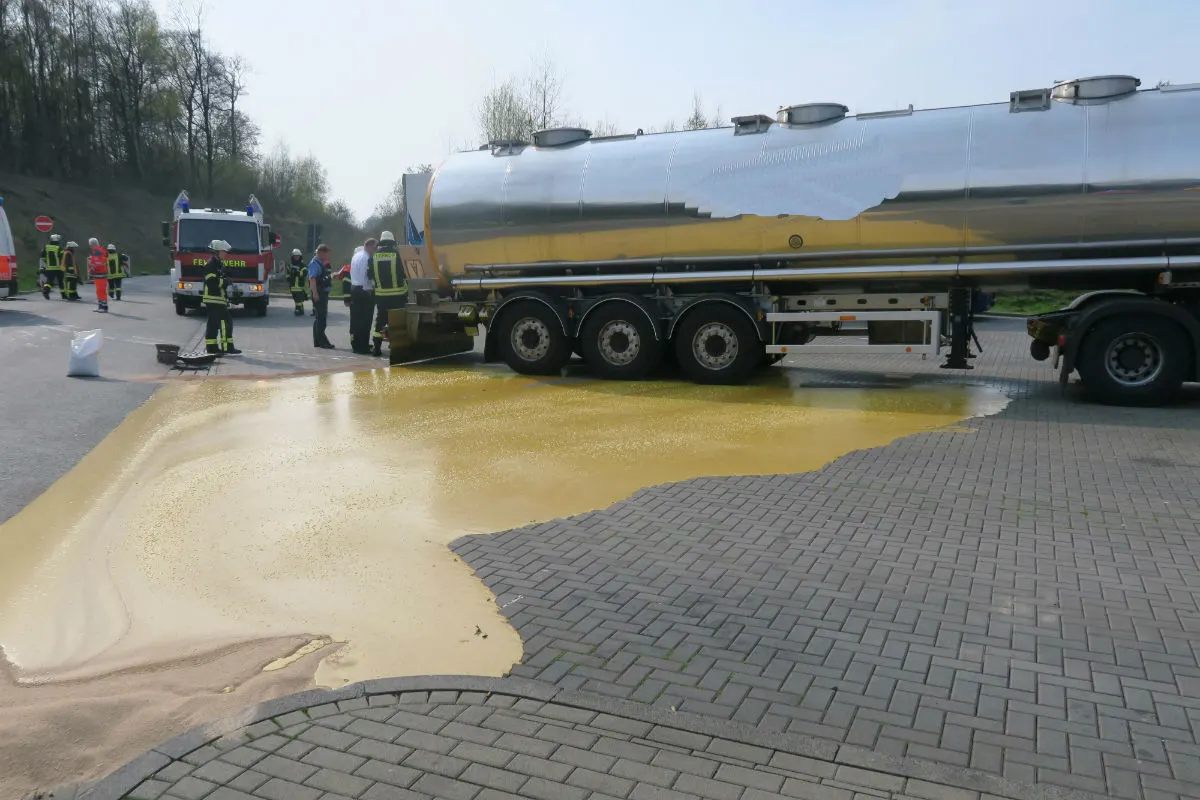 LKW-Ladung überquillt
