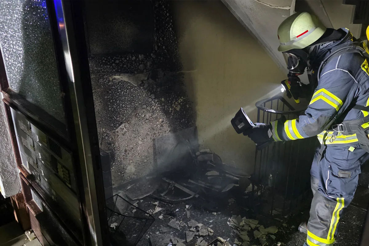 Celle NI – Brand im Mehrparteienhaus schneidet Fluchtweg ab