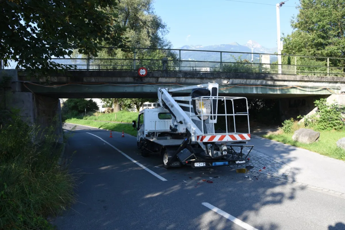 Buchs SG - 24-Jährige mit Hebebühne gegen Eisenbahnbrücke geprallt