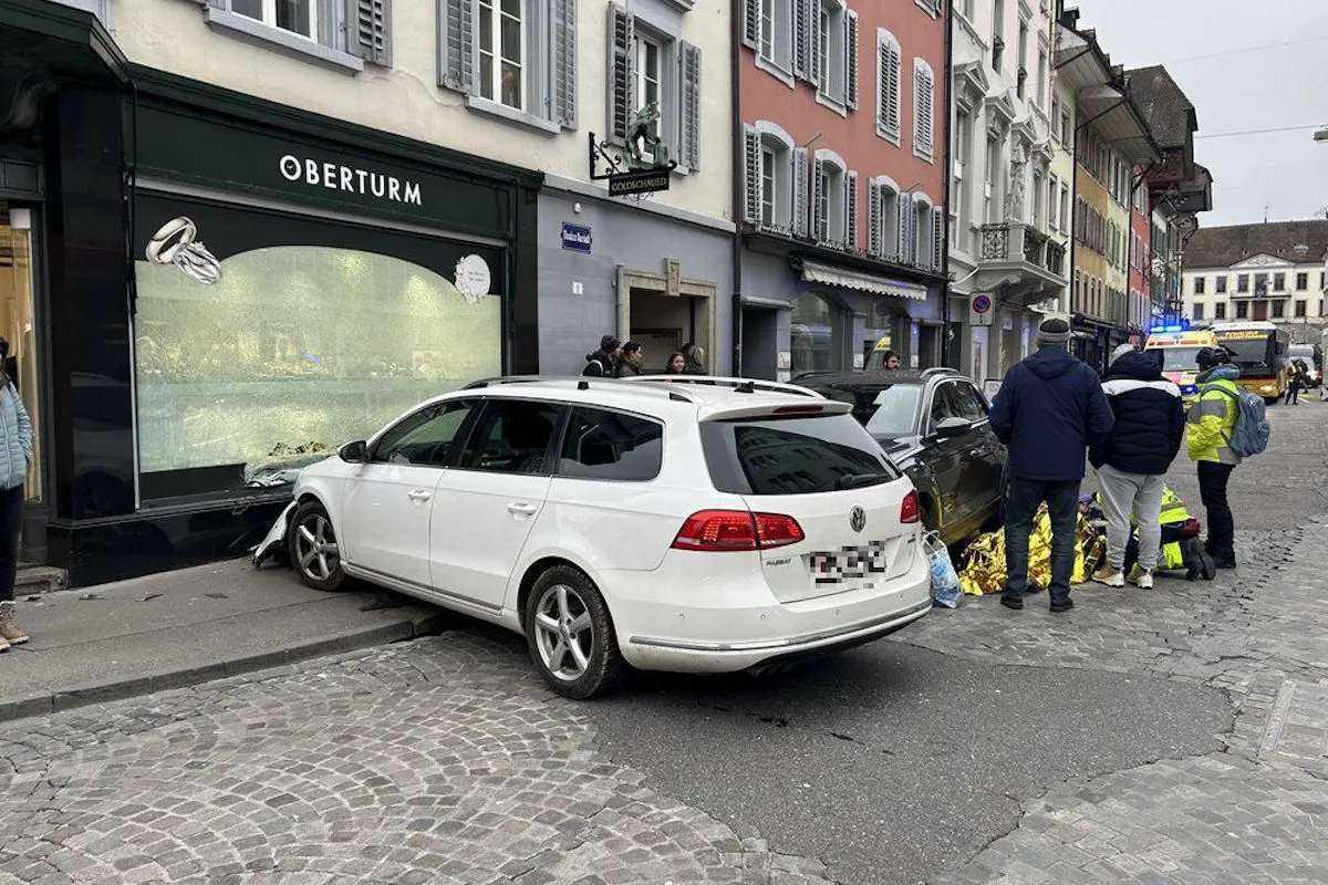 Aarau AG – Fussgänger angefahren und in Ladenfenster gekracht