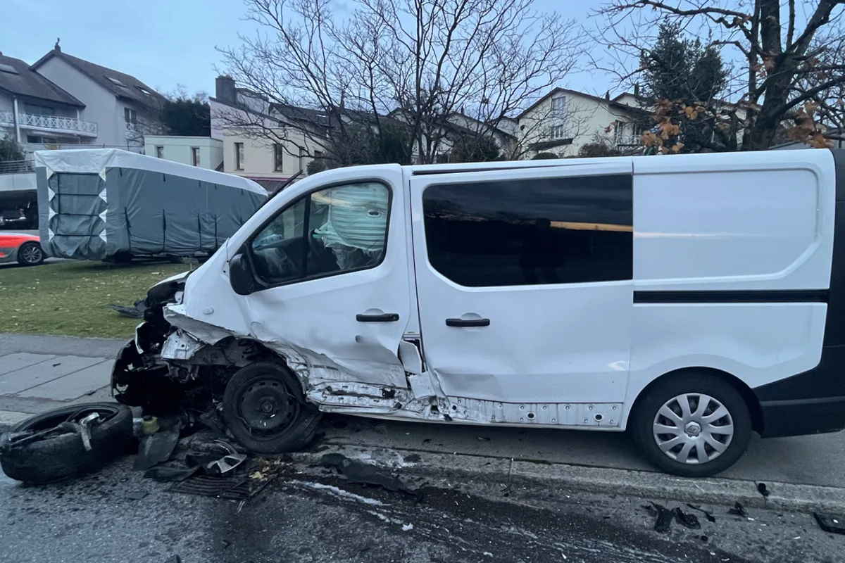 Buchrain LU - Unfall zwischen Auto und Lieferwagen 