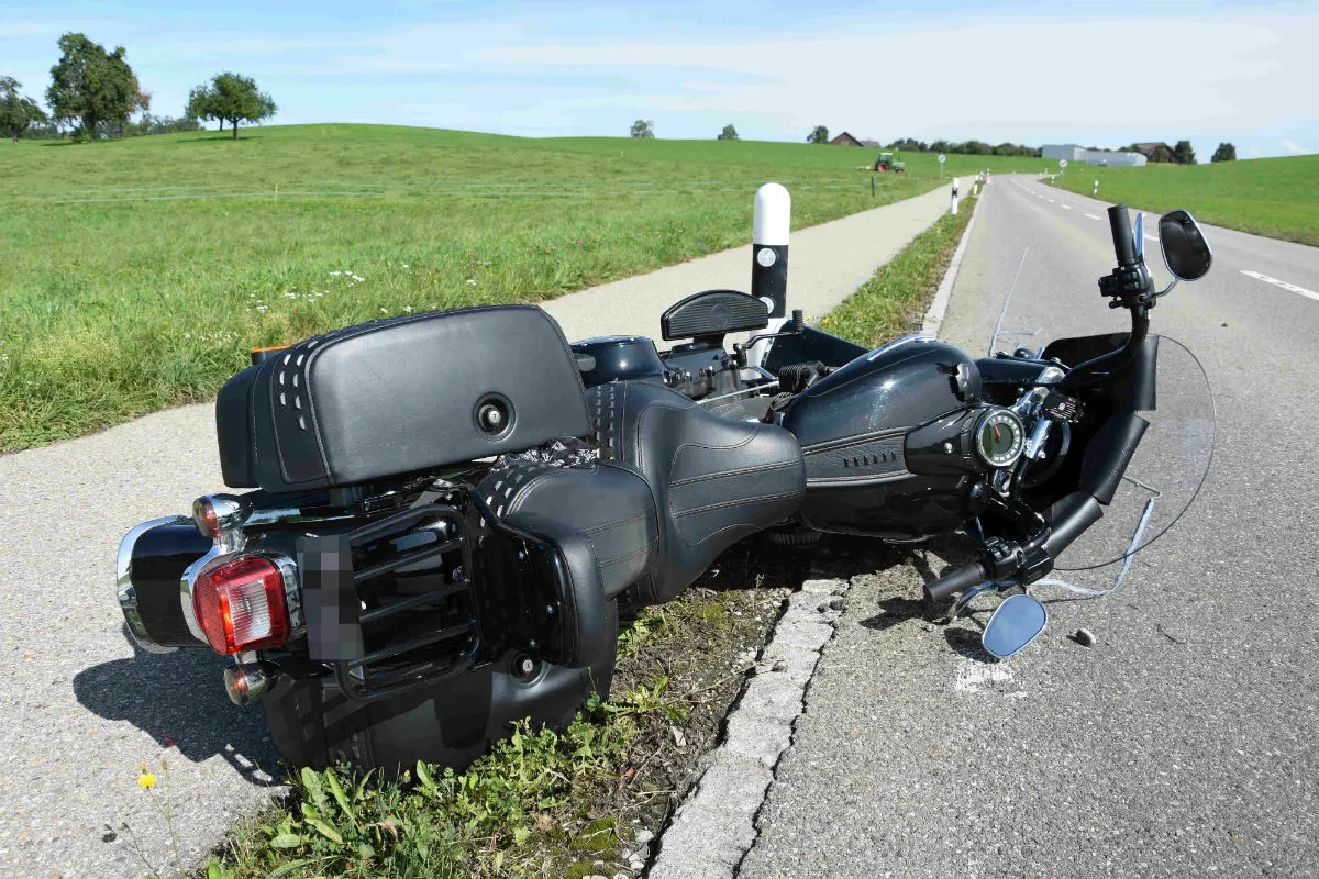 Zuckenriet SG - Mit Motorrad von der Strasse abgekommen