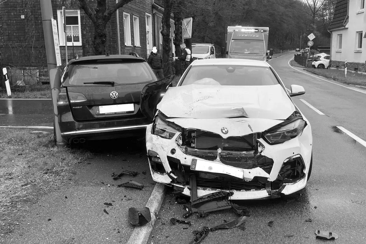Lindlar – Autofahrer nach Unfall an Kreuzung verletzt