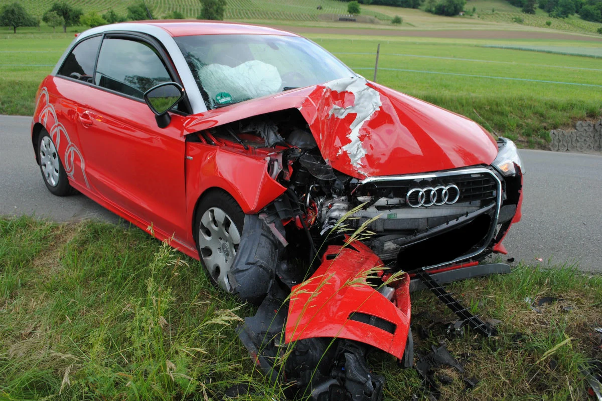 Stein am Rhein SH - Auto kracht in Baum - Zeugenaufruf