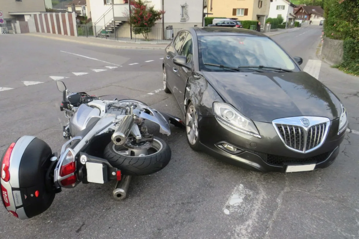 Unfall in Oberunen GL - Motorradfahrer von Autofahrer übersehen