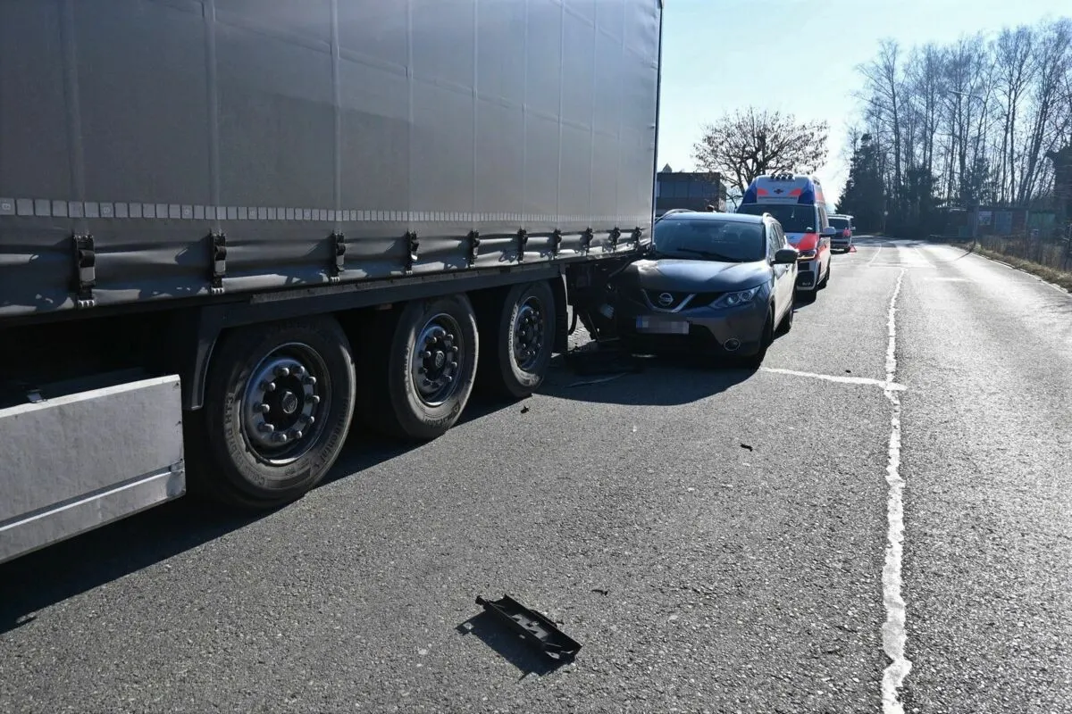 Ruggell FL - Auto fährt in Lastwagen