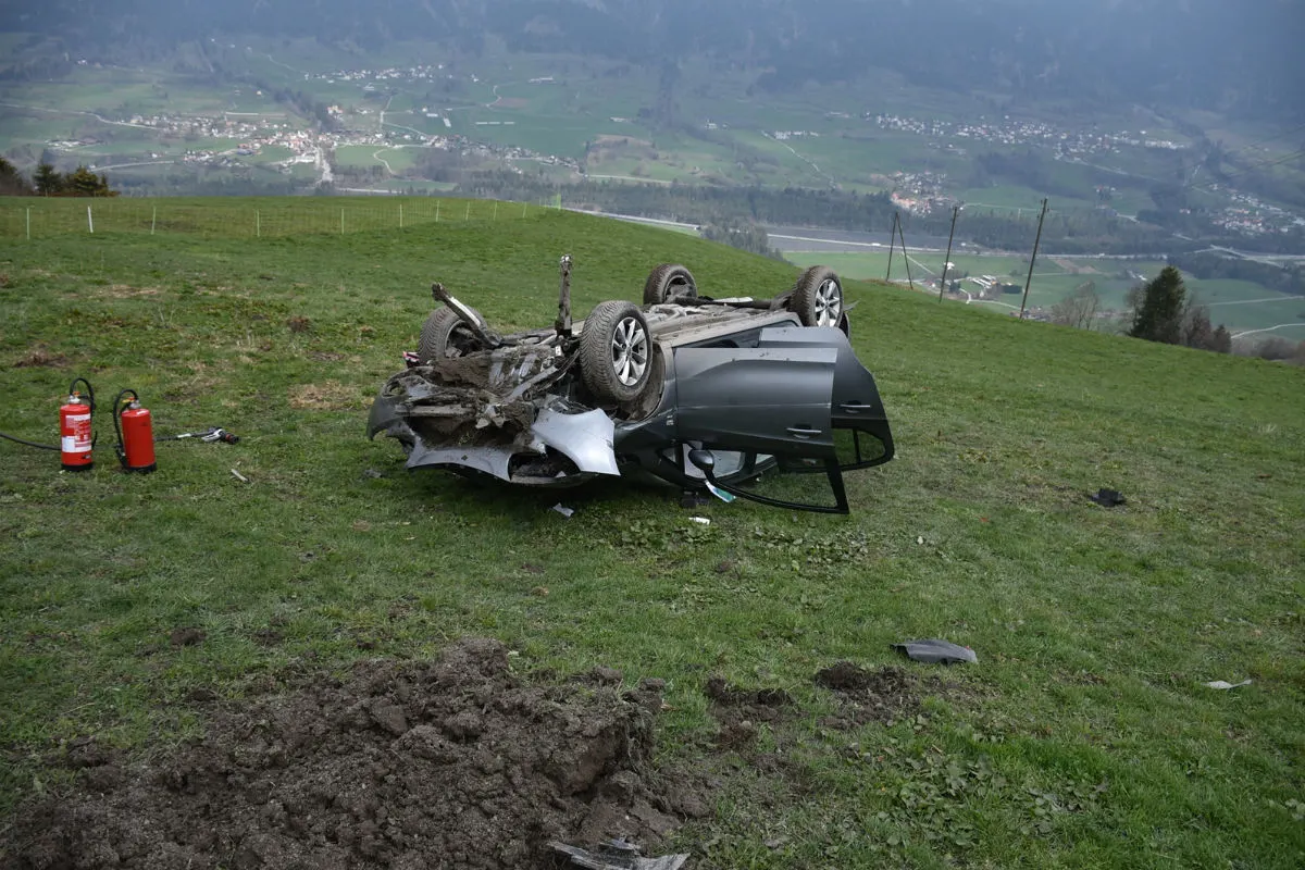 Sarn GR - Auto landet auf dem Dach