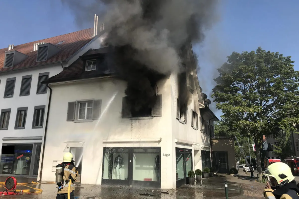 Arlesheim BL - Wohnungsbrand erfordert Feuerwehreinsatz