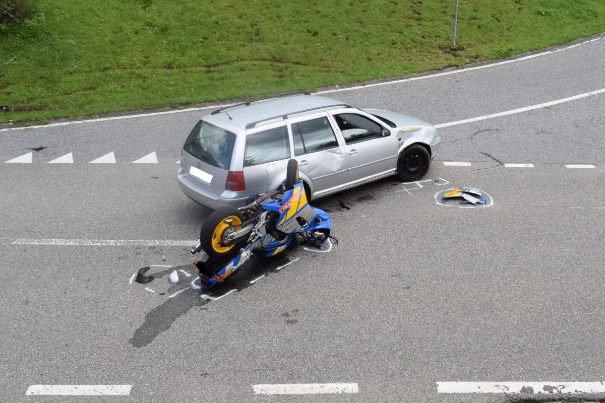 Hundwil AR - Personenwagen kollidiert mit Motorrad - zwei Verletzte