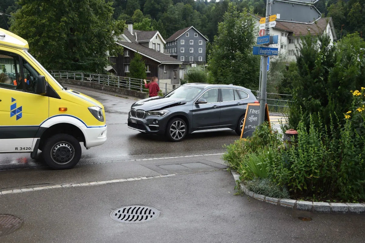  Necker SG - Autolenkerin übersieht 15-Jährige auf dem Mofa