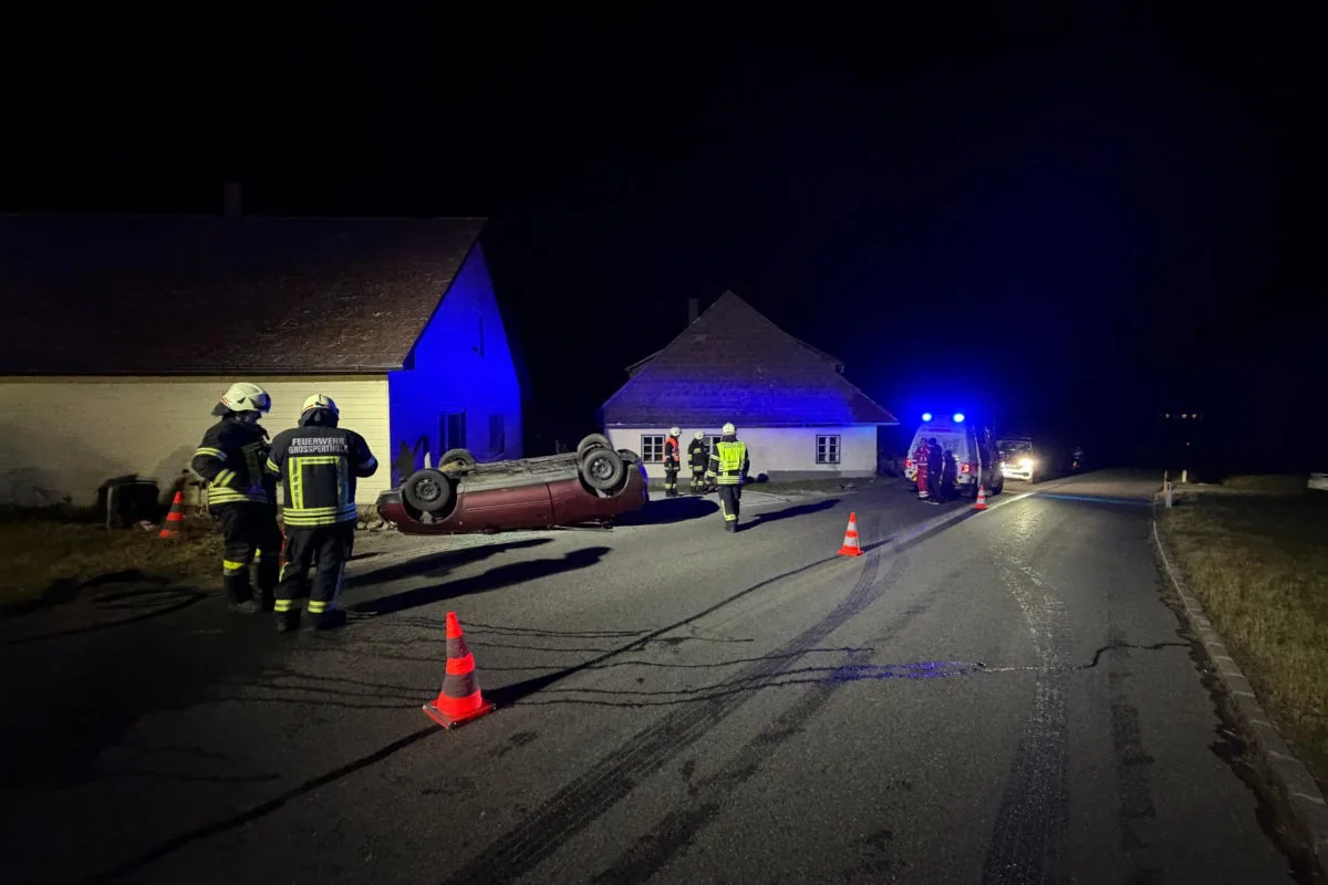 Großpertholz NÖ – Auto überschlägt sich und landet am Dach