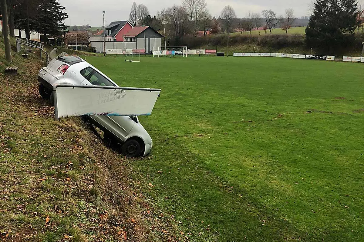 Siemerode - Ungewöhnliche Parkstellung am Sportplatz