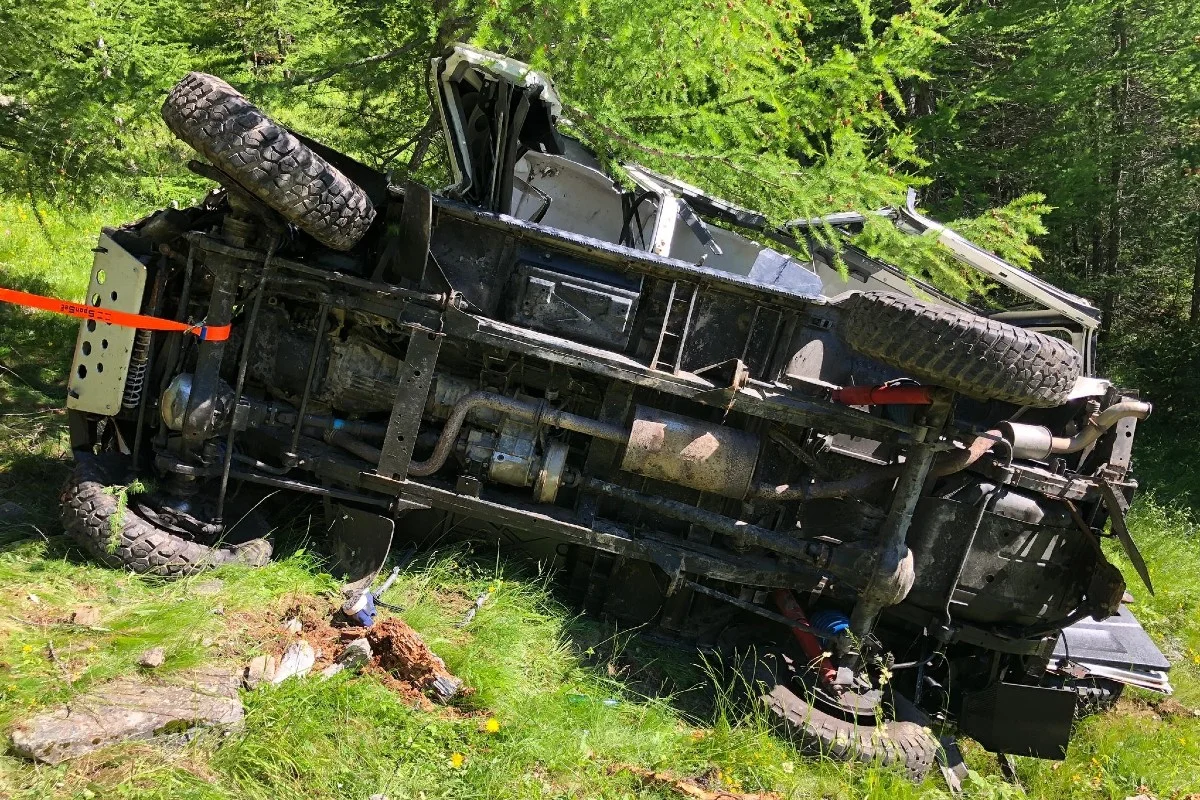 Tragischer Unfall in Visperterminen VS - Geländewagen kommt von Strasse ab - Vater stirbt Sohn und Frau verletzt!