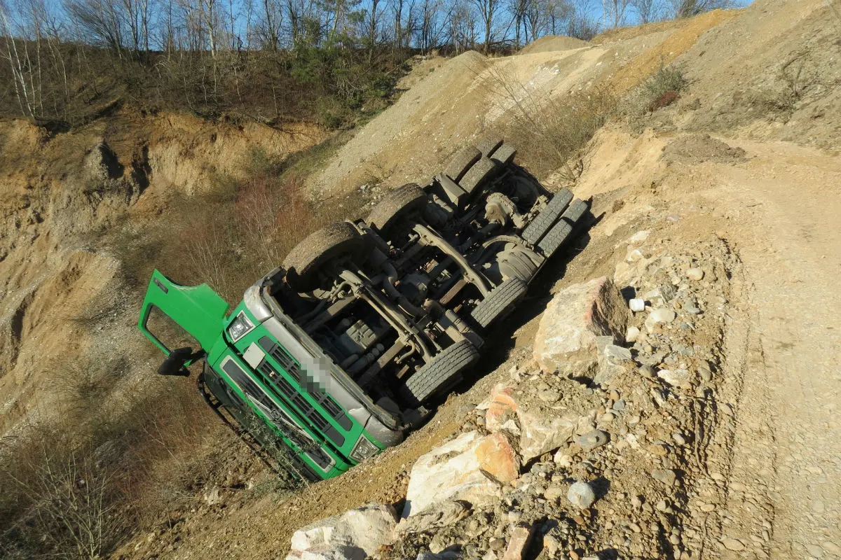 Zeiningen AG - Lastwagen in Kiesgrube gekippt
