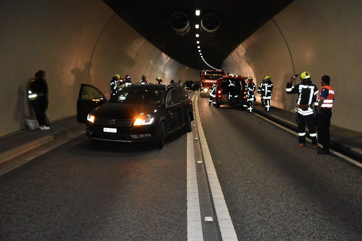 Heftiger Unfall in Trin GR – Streifkollision im Tunnel