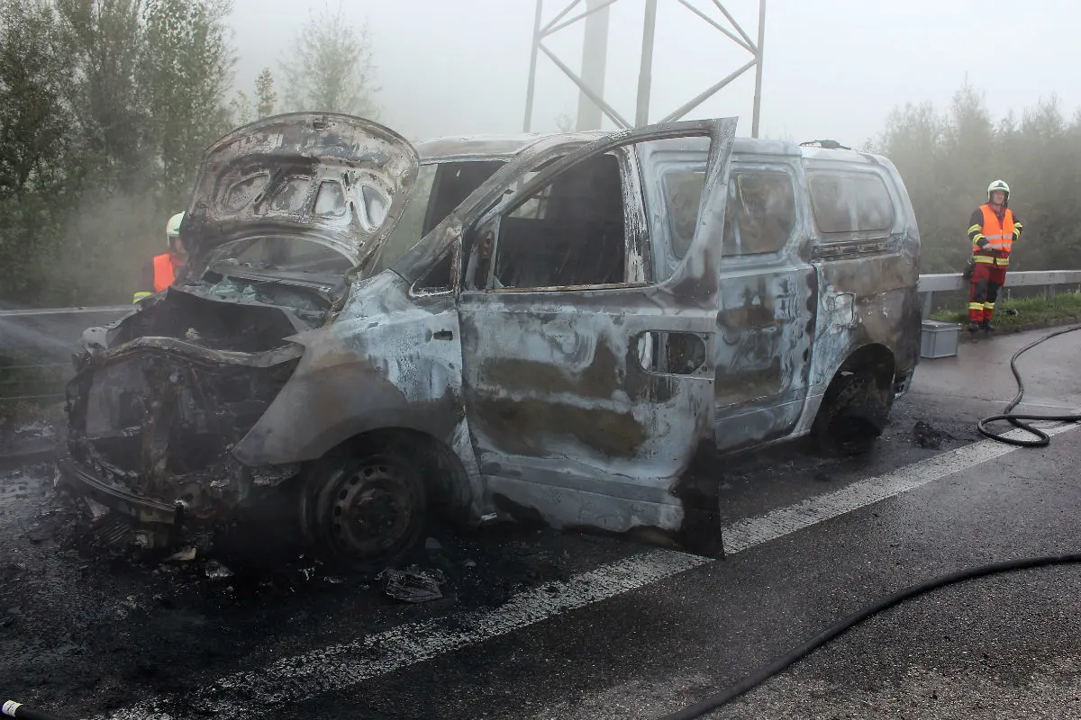 A3/Benken SG - Lieferwagen komplett ausgebrannt
