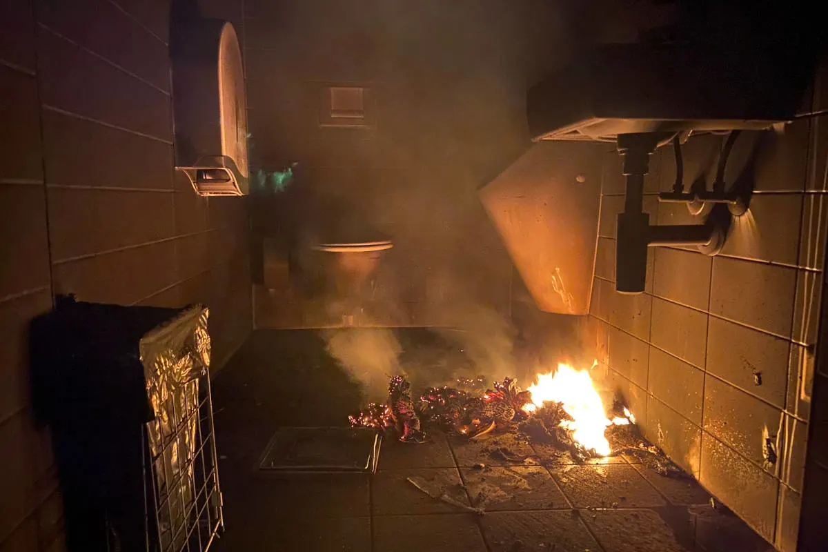 Balzers – Papierspender auf Herrentoilette in Brand gesteckt