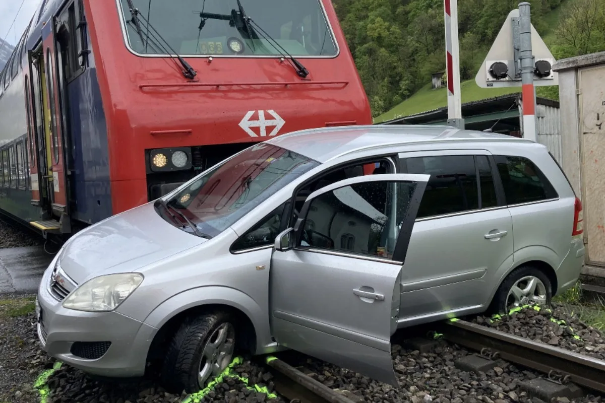 Glarus - Auto bleibt zwischen den Bahnschranken stecken - Totalschaden