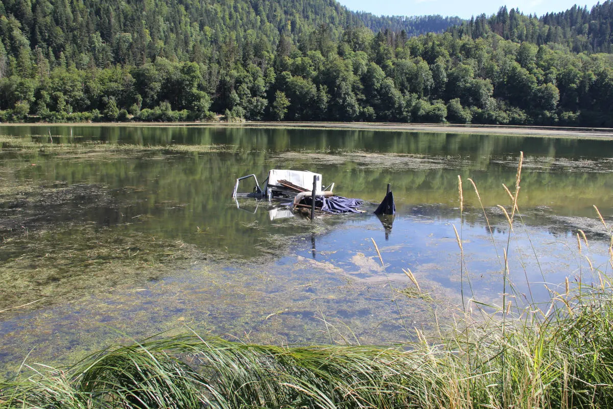 Les Bois JU – Fahrzeug stürzt mehrere hundert Meter eine Böschung hinunter und in einen Fluss