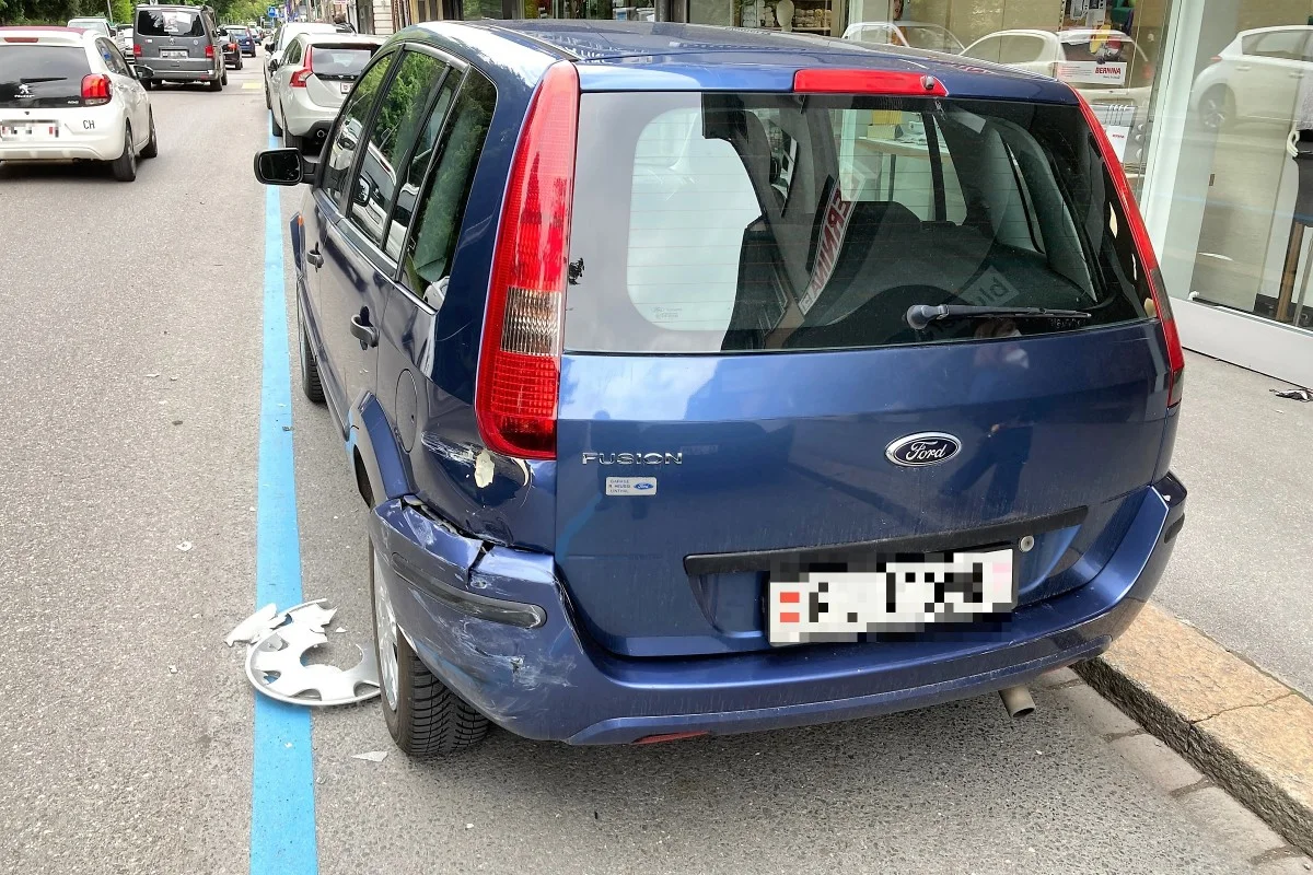 Lieferwagen übersehen und in Glarus verunfallt