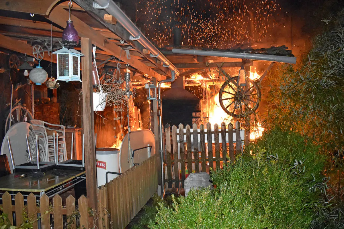 Hochdorf LU – Gartenlaube gerät in Brand