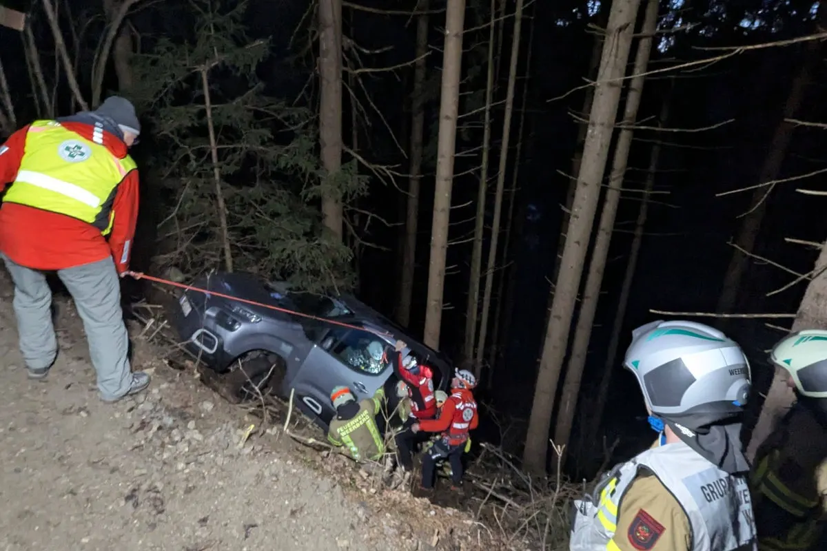 Unfall in Weerberg – Auto stürzt Böschung hinab