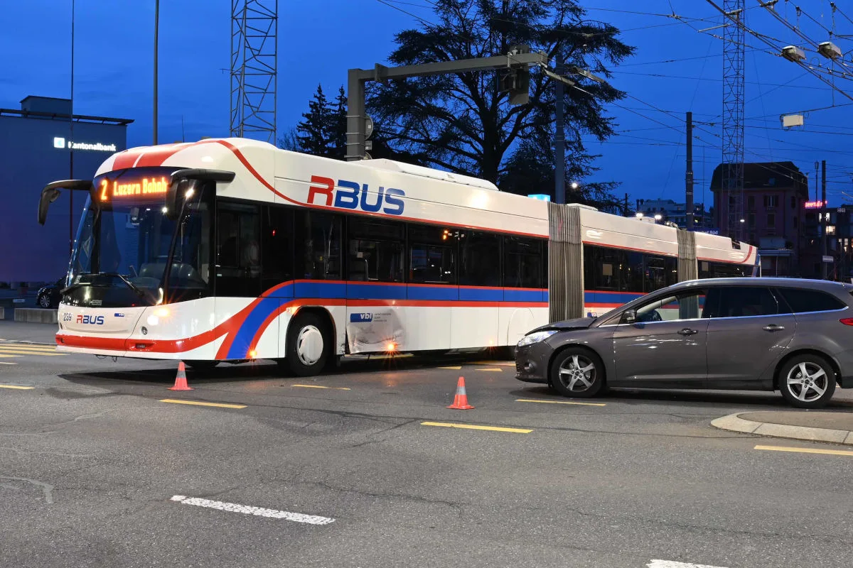 Emmenbrücke LU – Unfall zwischen Auto und Bus