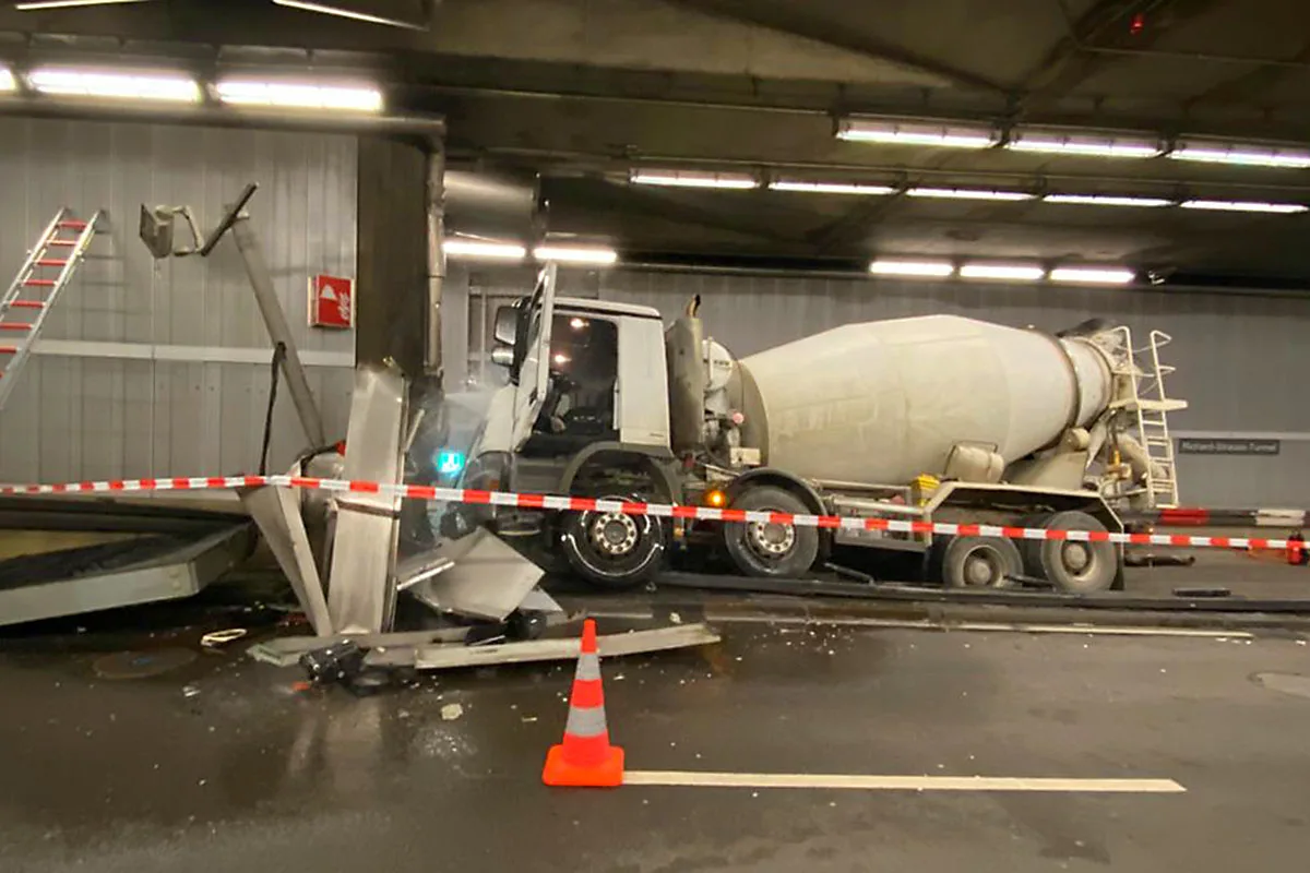 Spektakulärer Unfall in München - Betonmischer gegen Tunnelwand 