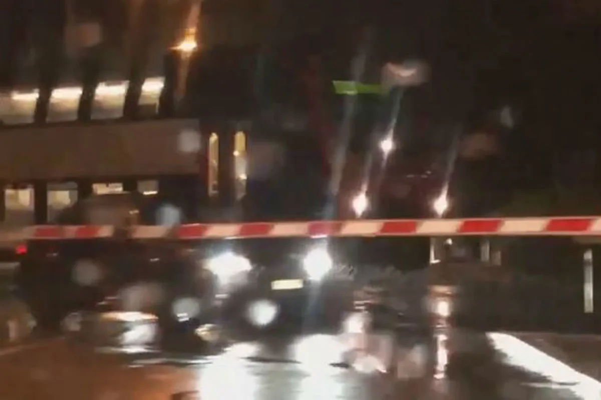 Uster ZH - Frau in Lebensgefahr - Mit Auto auf Bahngeleisen steckengeblieben