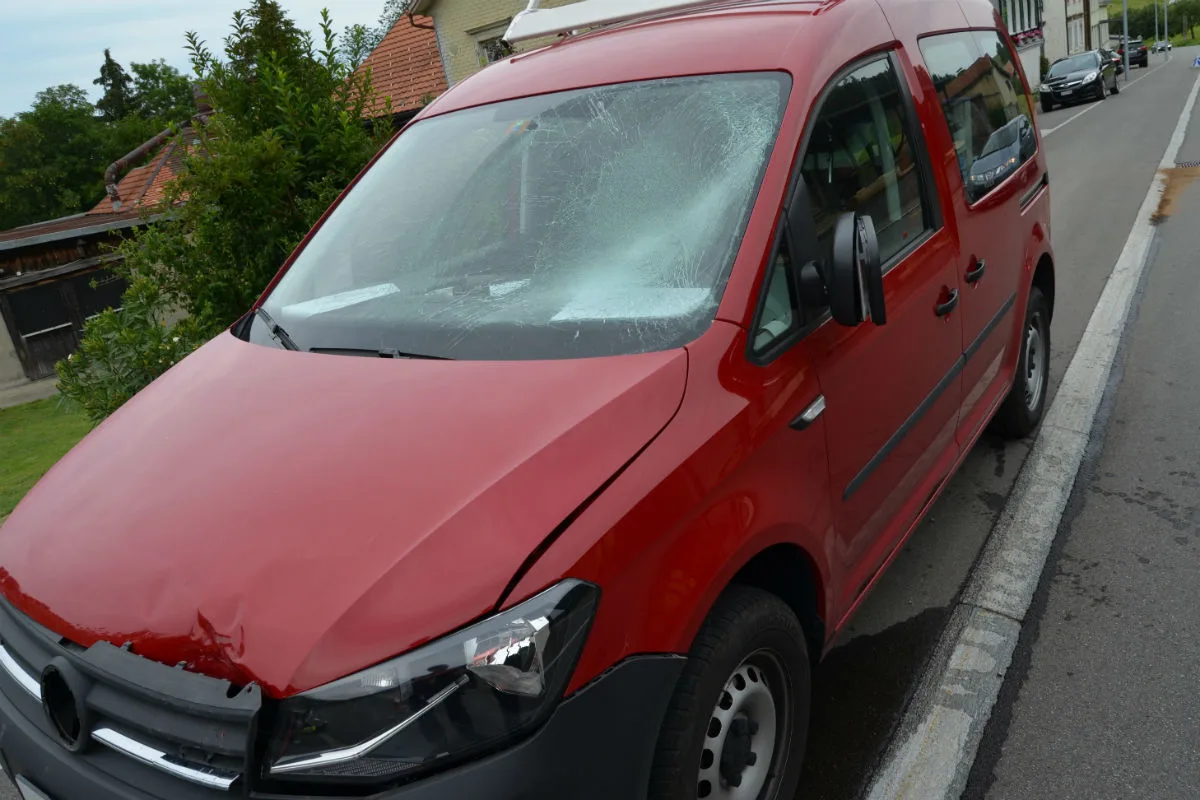 Wolfhalden AR - Auffahrkollision zwischen Lieferwagen und Motorrad