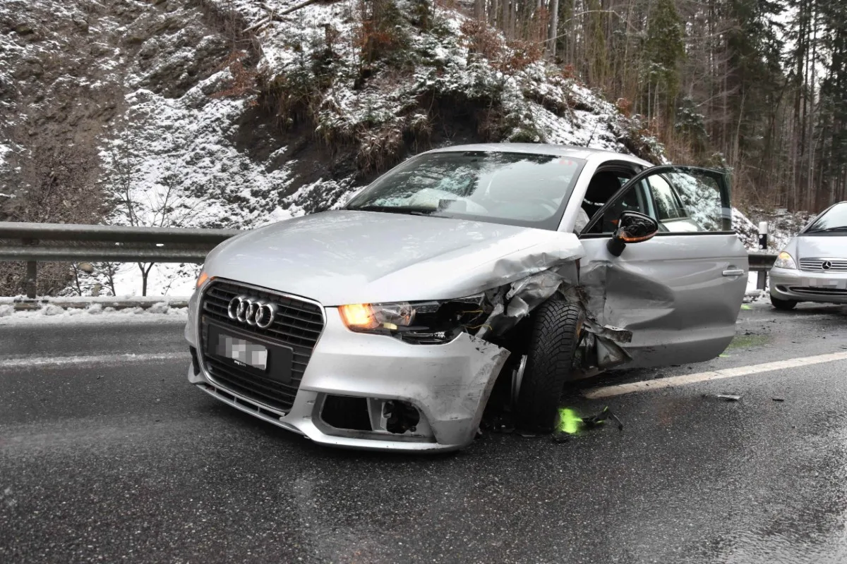 Wildhaus SG - 21-Jährige verliert Kontrolle über Auto und prallt in ein anderes Fahrzeug