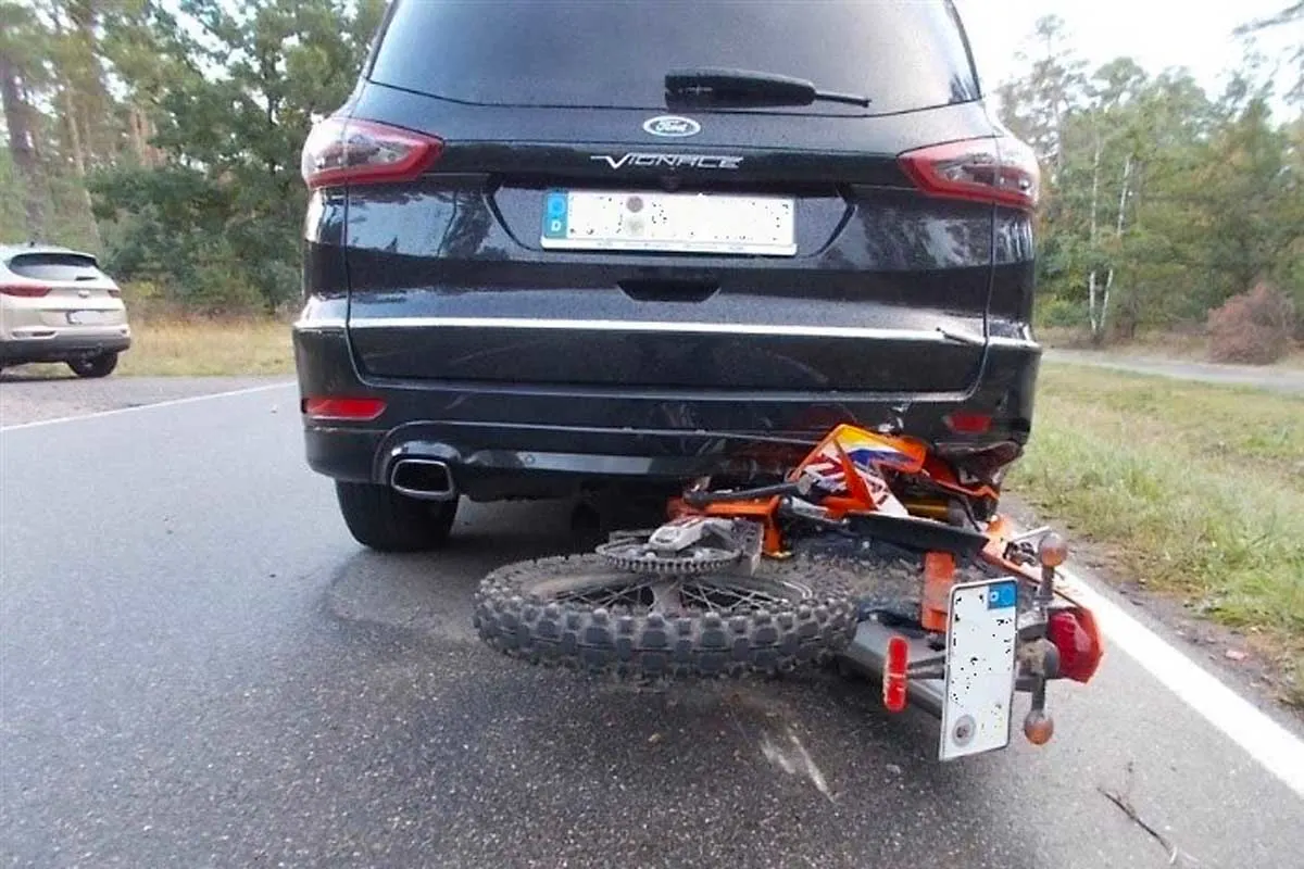 Motorradfahrer verunglückt in Haßloch - Auf feuchtem Asphalt in Auto gerutscht