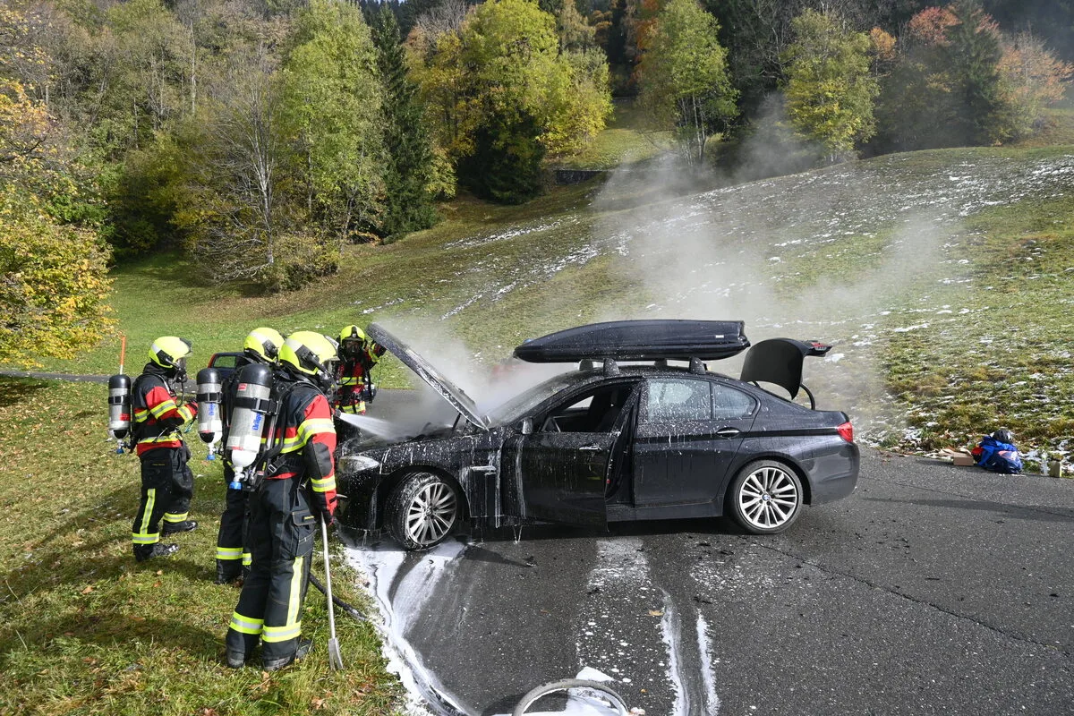 Triesenberg FL - Feuer hinterlässt Totalschaden an einem Auto
