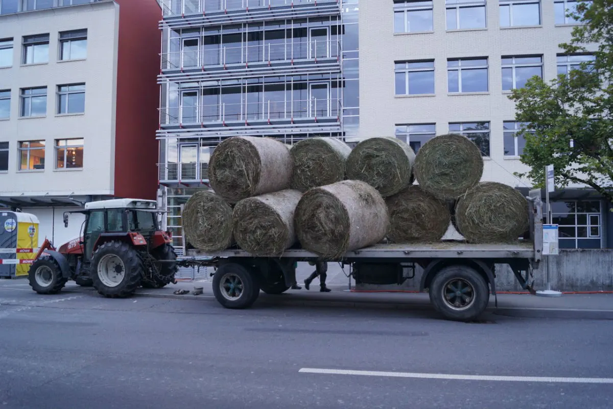 Zug ZG - Traktor verliert Ladung