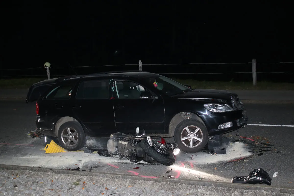 Unfall in Appenzell AI – Motorradfahrer unter Auto eingeklemmt