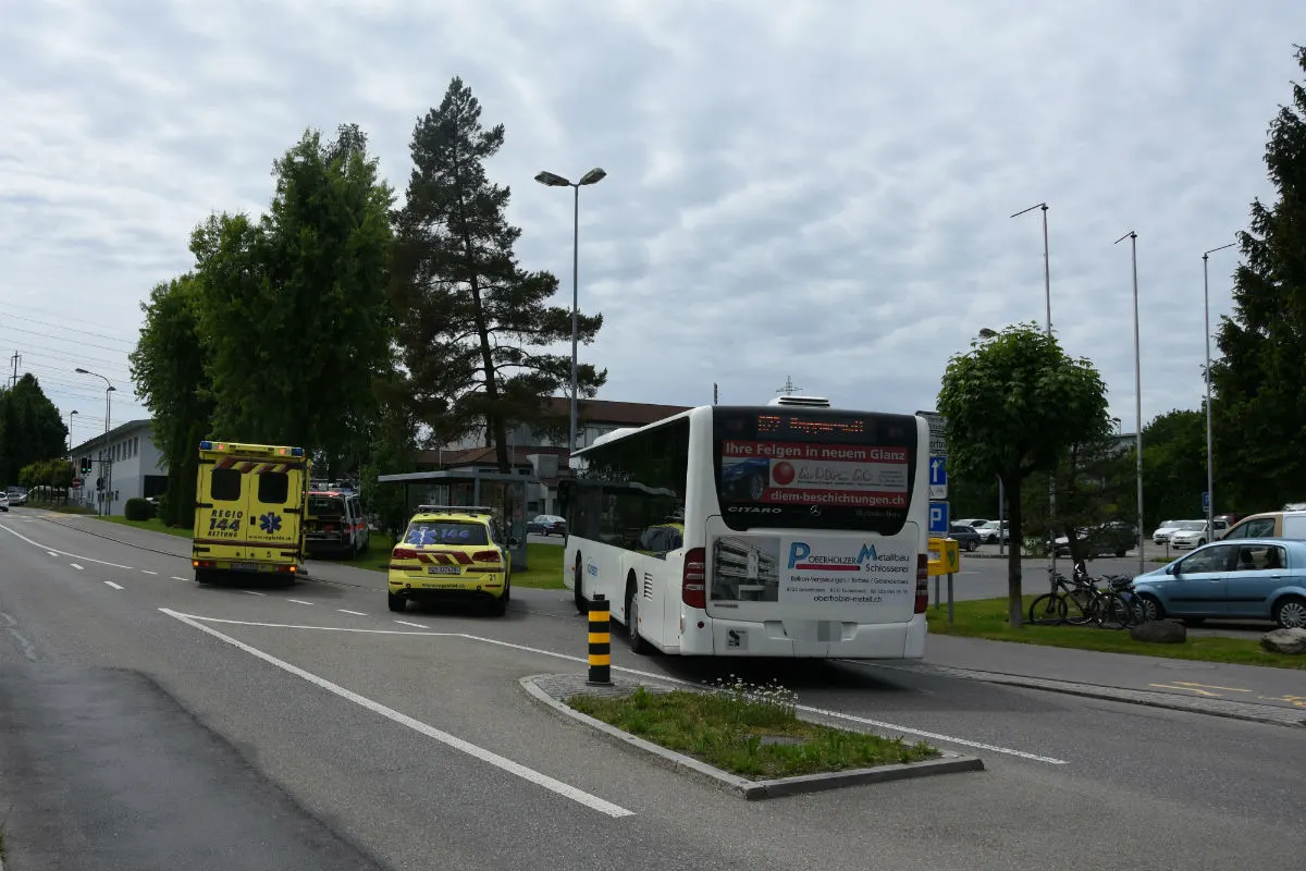 Eschenbach SG - Rennvelofahrer von Linienbus touchiert