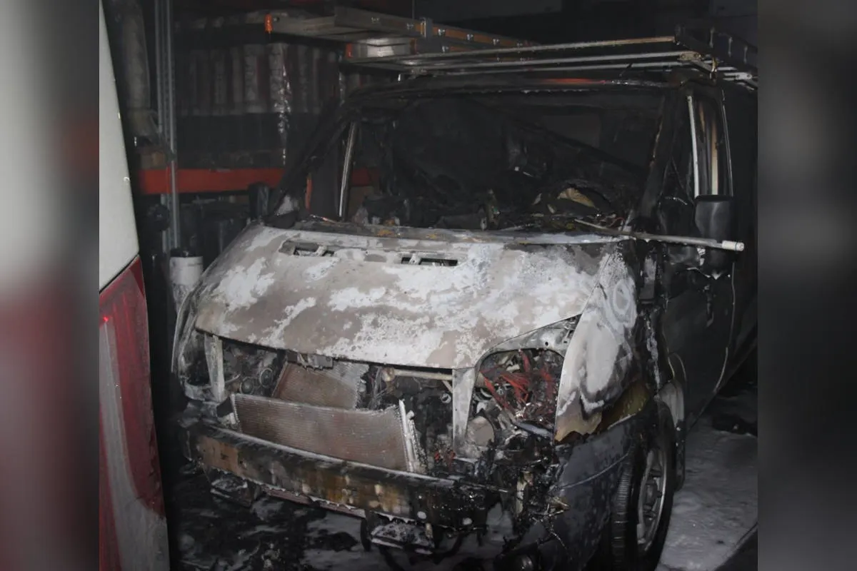 Dülmen – Transporter brennen in Lagerhalle