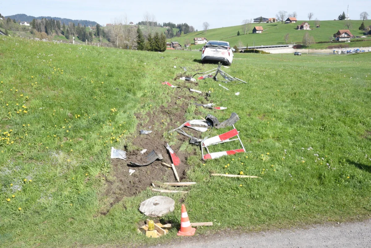Einsiedeln SZ – Autofahrer bei Selbstkollision lebensbedrohlich verletzt
